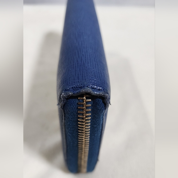 Fendi Selleria long zip. Slight fading int cloth pockets. Liggt coin residue - Picture 5 of 16